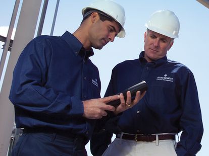 hero-h003-ppl-men-lookhandhelddevice-001